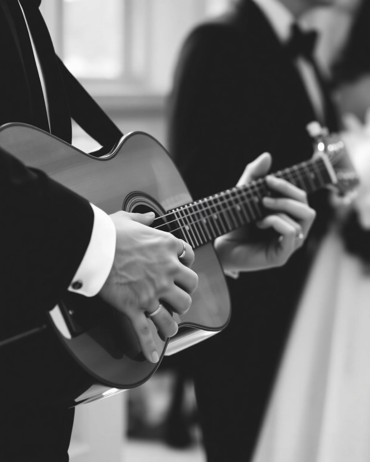 Mãos de músico tocando violão acústico em cerimônia de casamento